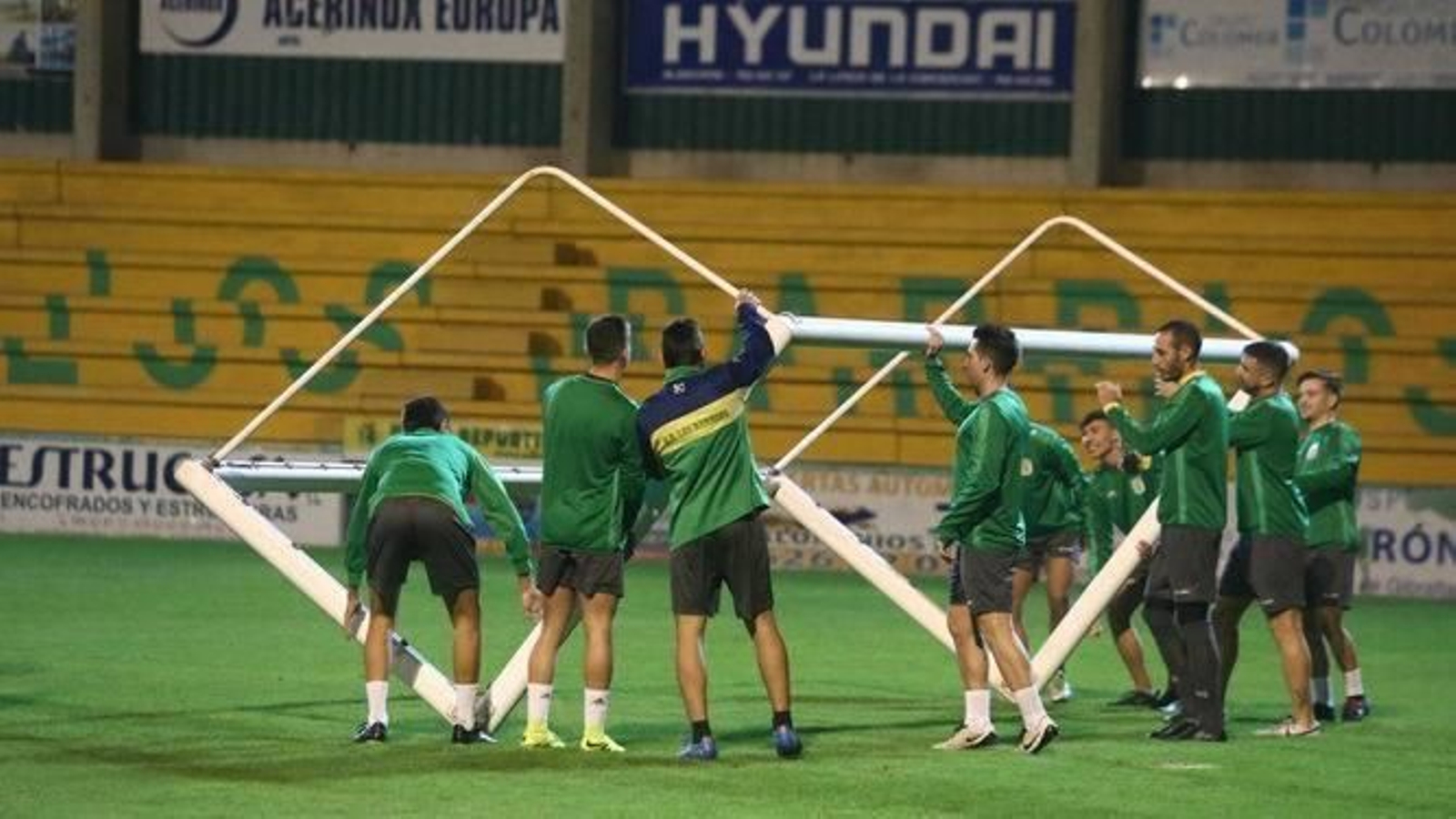 Jugadores de la Unión colocan una portería de ensayo.