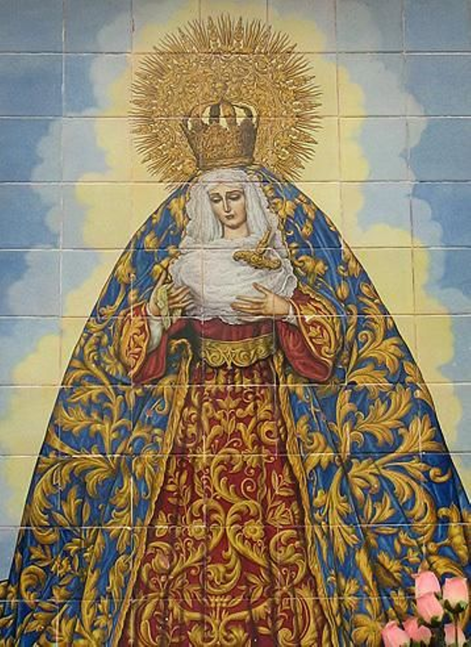 Azulejo de la Virgen de las Penas que se localiza en la Plaza Pinto.