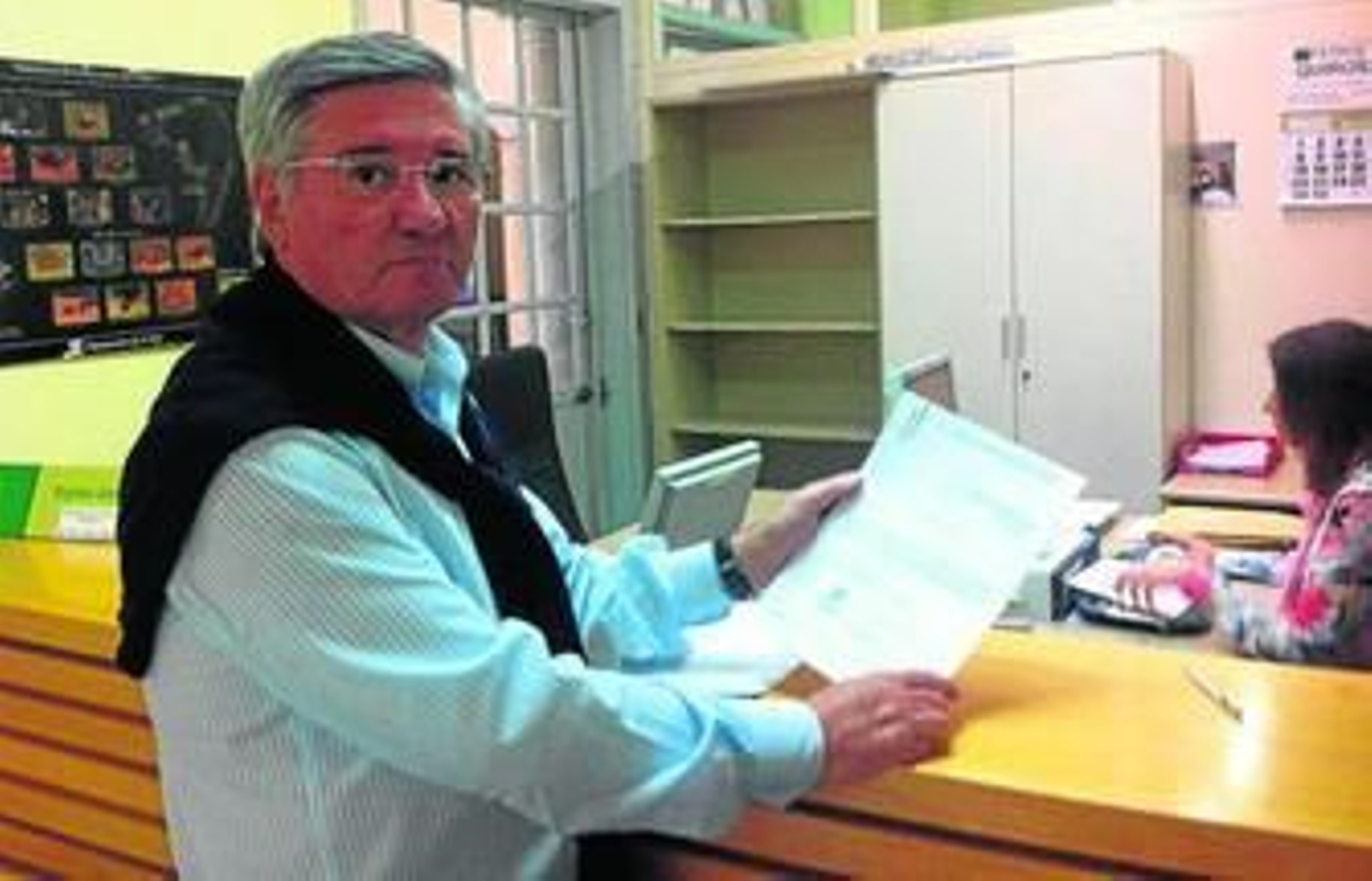 Antonio Montiel, presidente del Aula de Cultura, entrega la documentación en la Delegación Provincial de Cultura.