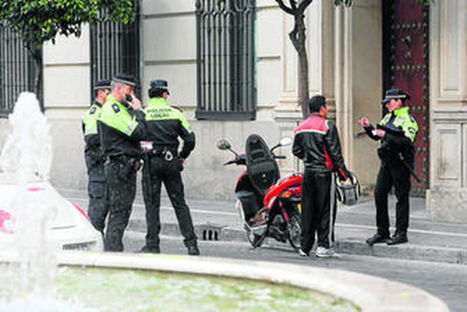 Policías locales realizan un control de tráfico en pleno centro el pasado viernes.