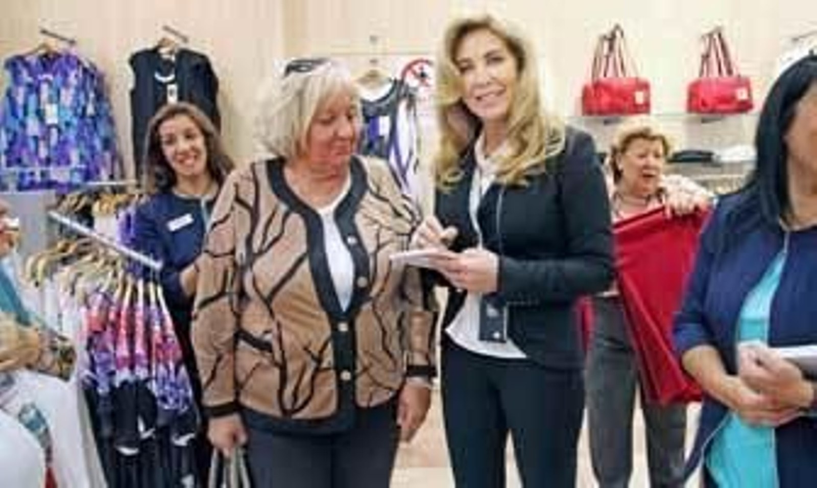 Norma Duval firma ayer un autógrafo a una señora dentro de la tienda de la calle Larga. /Vanesa Lobo Norma Duval firma ayer un autógrafo a una señora dentro de la tienda de la calle Larga. /Vanesa Lobo