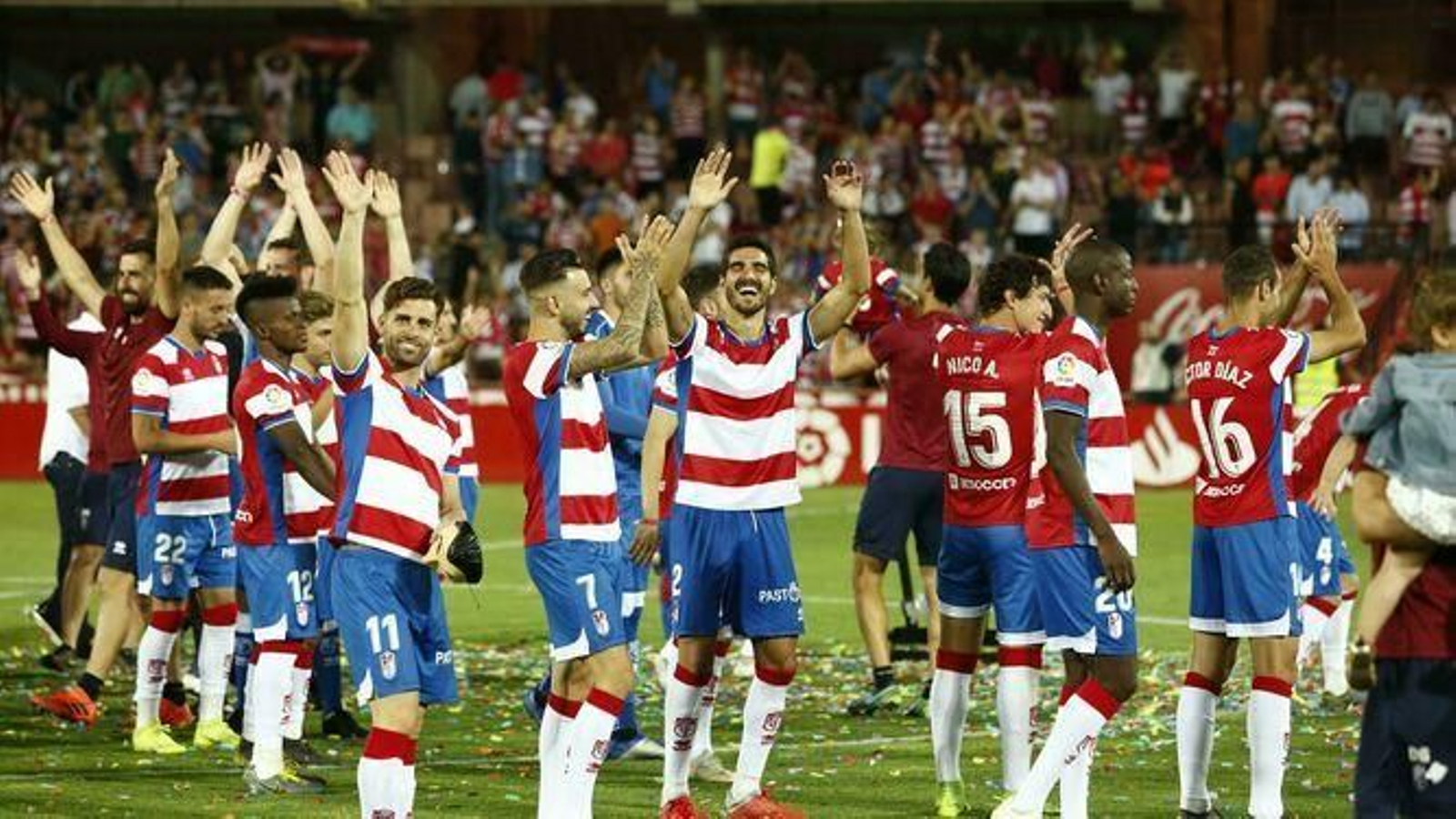 Varios jugadores del Granada festejan el ascenso a Primera en el Nuevo Los Cármenes