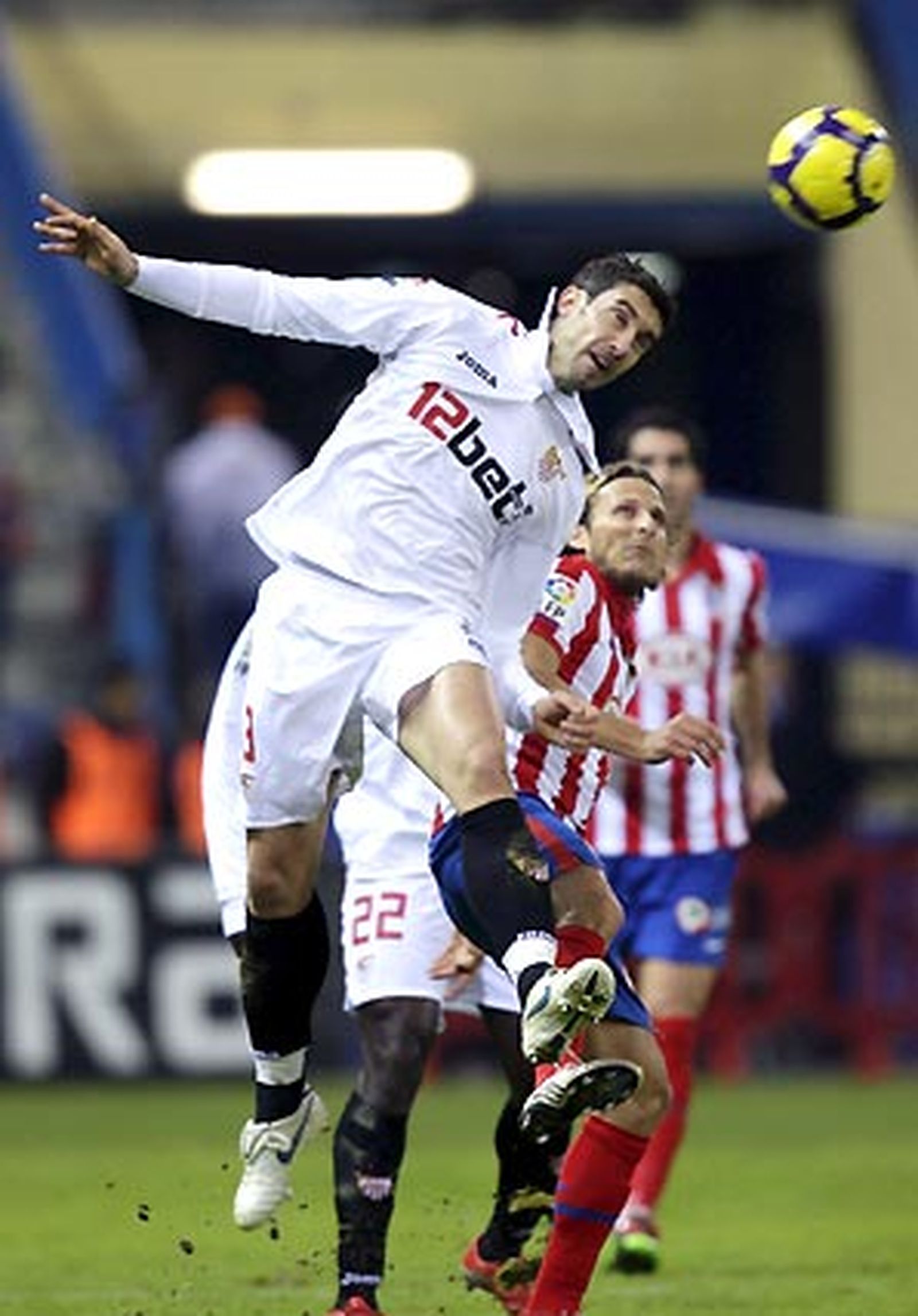 El Sevilla, que se adelantó en el marcador, salió derrotado del Calderón por un gol en propia puerta de Dragutinovic y otro de Antonio López en el 93.

Foto: Reuters / Afp Photo / Efe