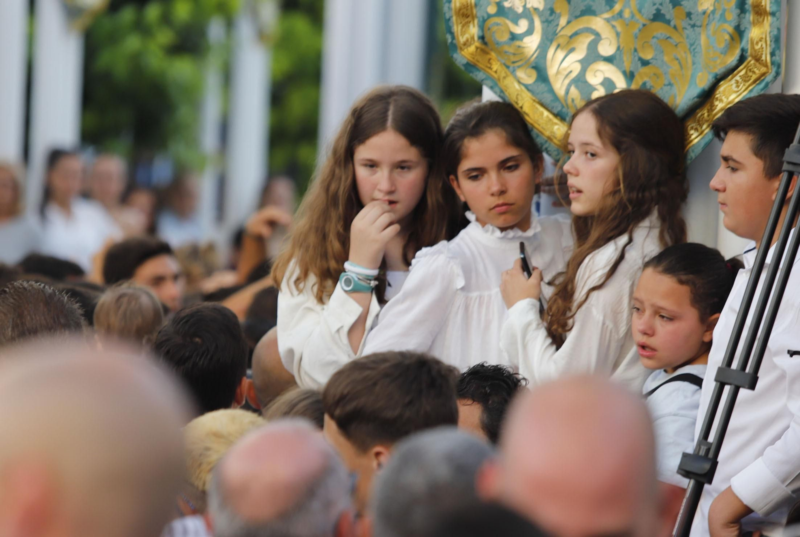 La Virgen del Rocío recorre las calles de Almonte hacia el Chaparral para el inicio del Camino de los Llanos