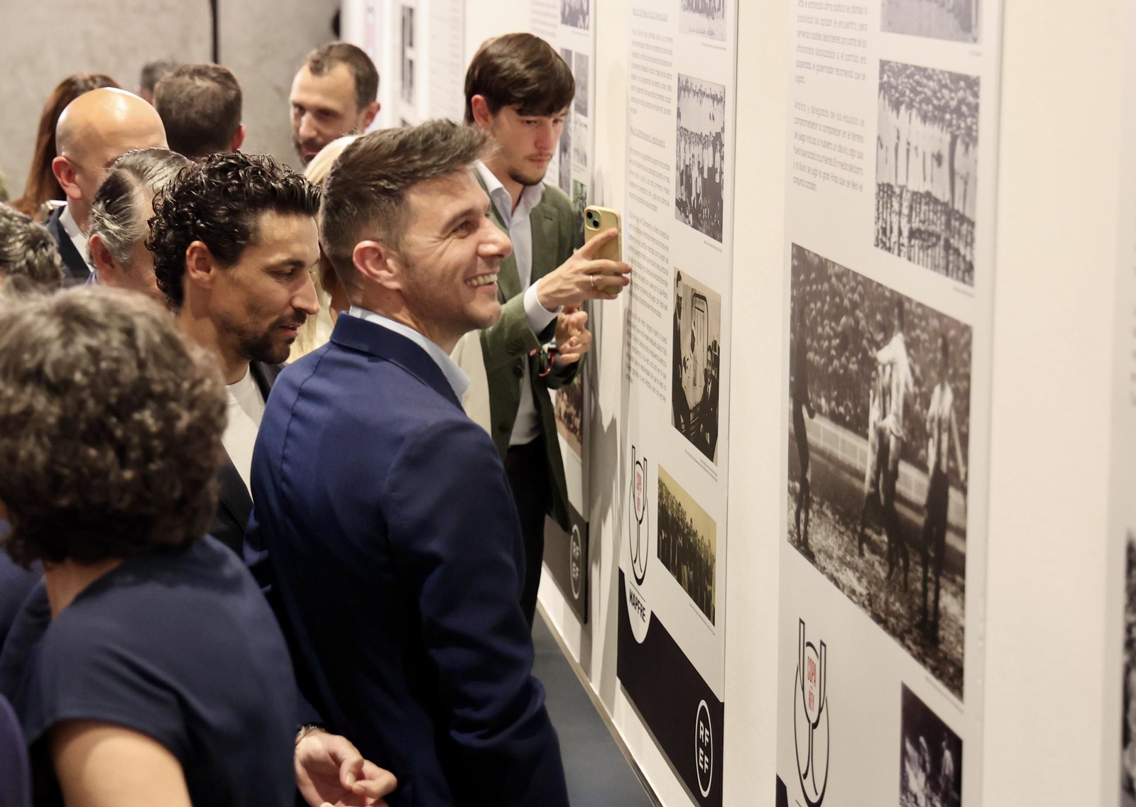 El presidente de la Junta de Andalucía recibe la Copa del Rey e inaugura la exposición "Los reyes de la Copa"