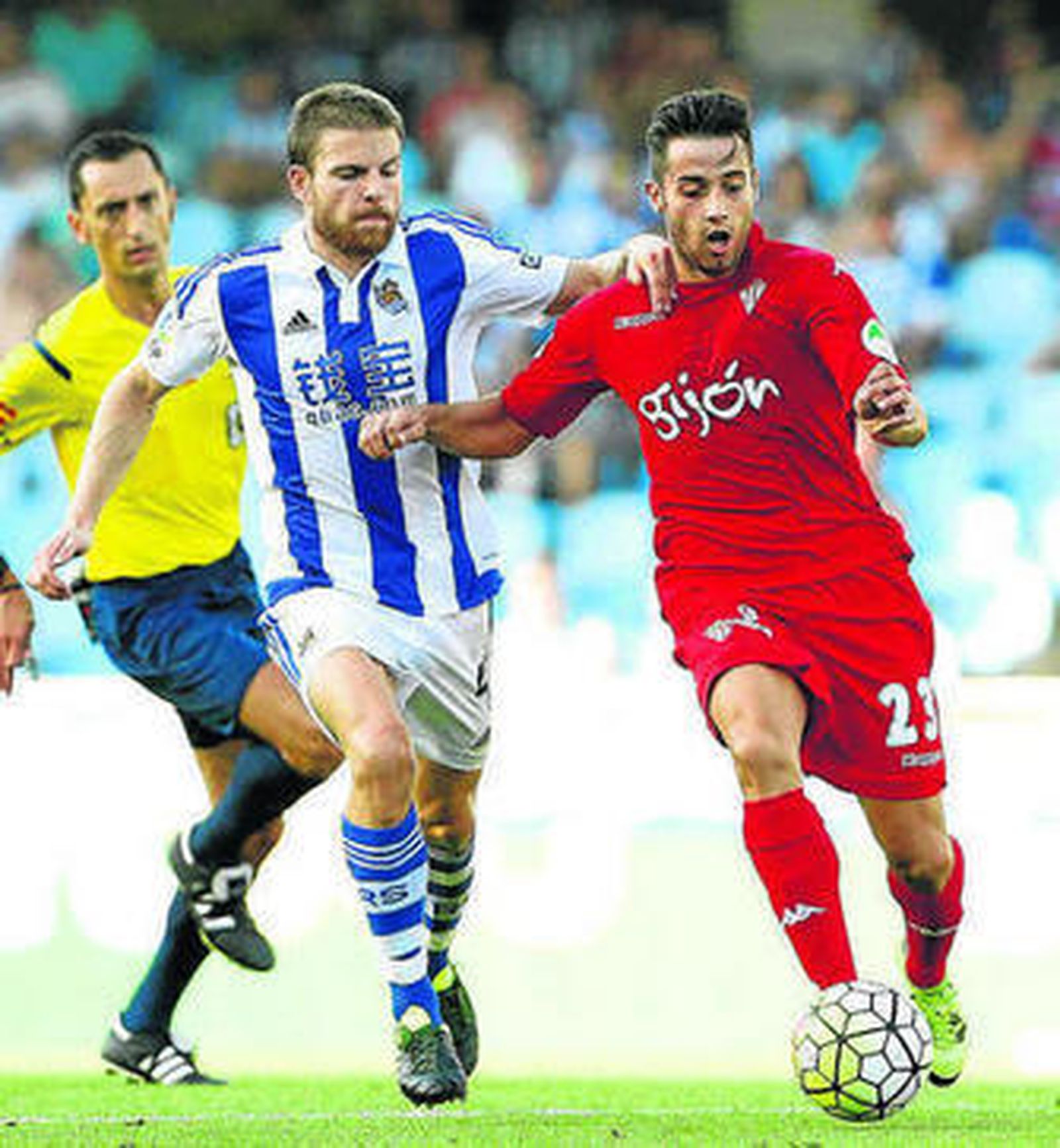 Illarramendi trata de frenar al sportinguista Jony.