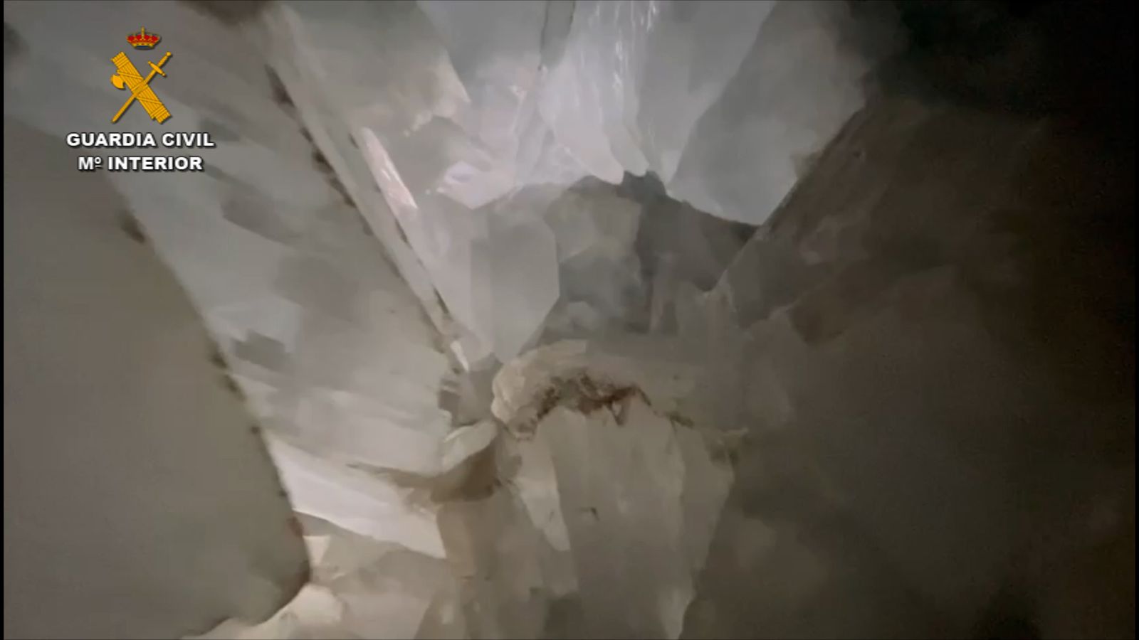 Daños producidos por los profanadores en la Geoda de Pulpí.