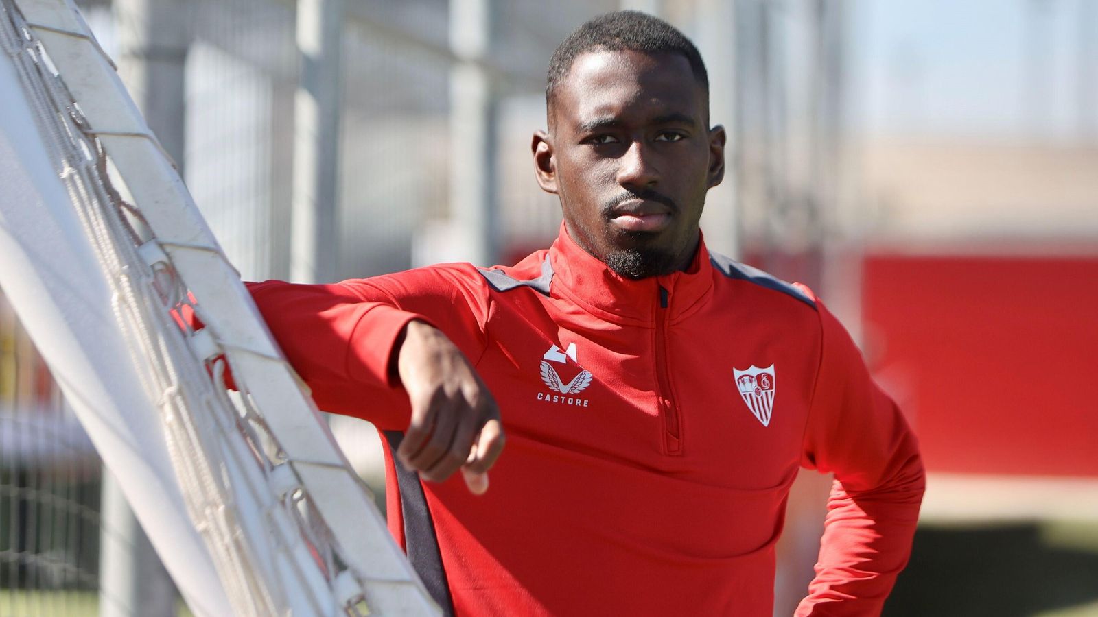 Soumaré posa en la ciudad deportiva.