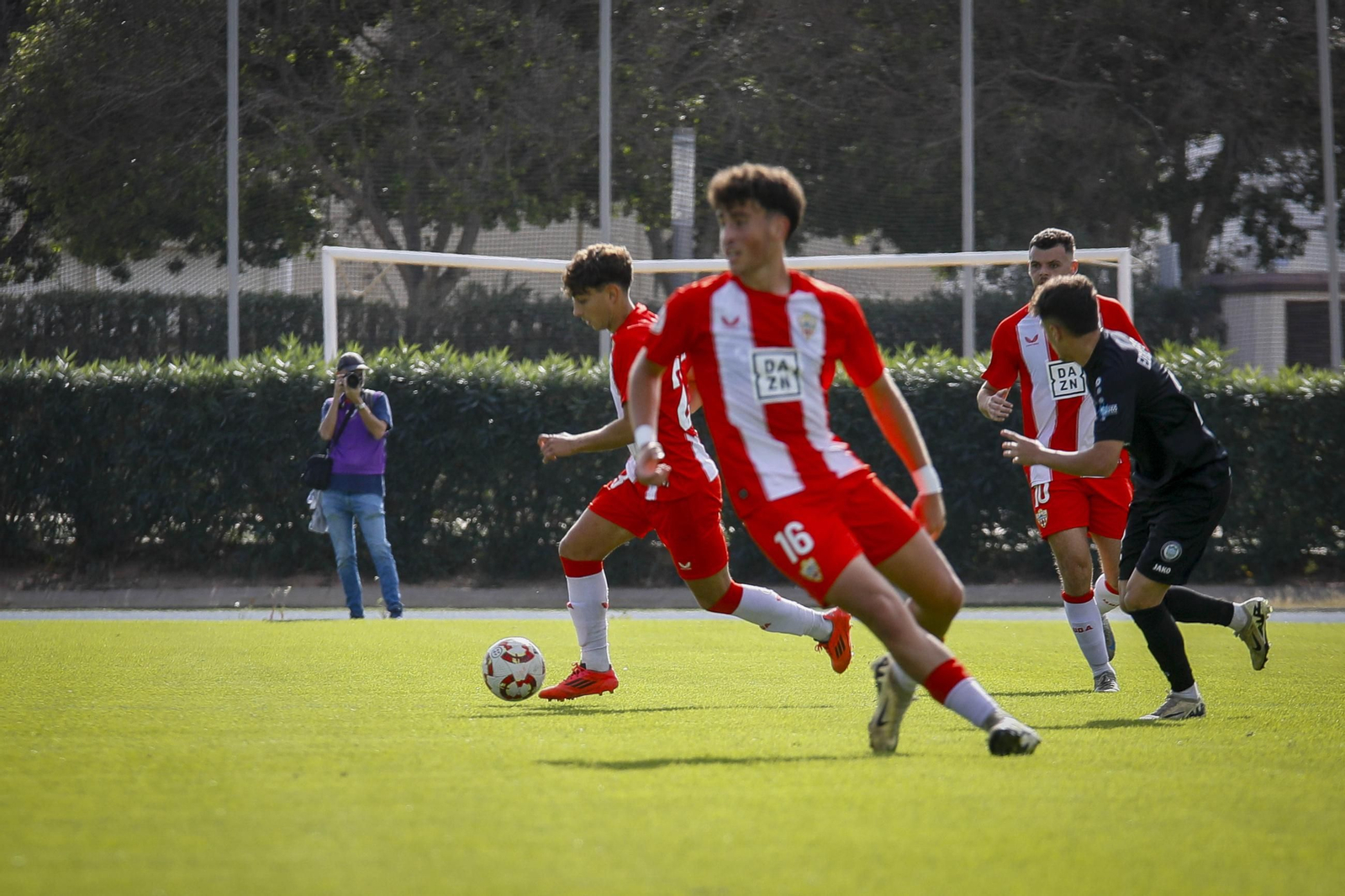 Sergio Dacal se marcha en carrera con el balón durante el último encuentro disputado por los rojiblancos en el Anexo.