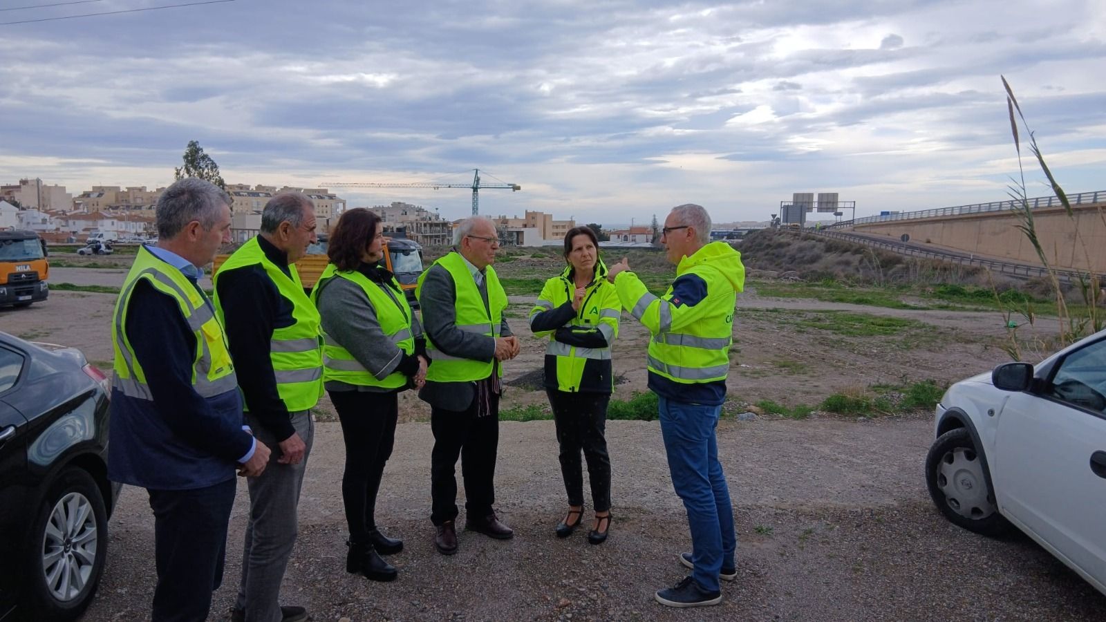 Autoriedades durante la visita a las obras de mejora del acceso a El parador y Vícar.