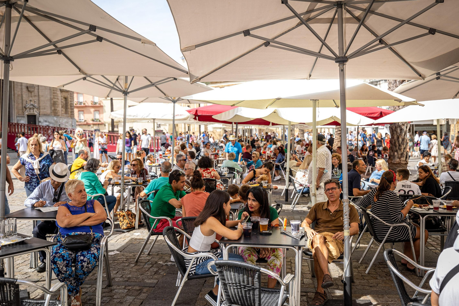 Búscate en SailGP Cádiz: La ciudad disfruta del ambiente del domingo con las actividades, las carreras y los bares