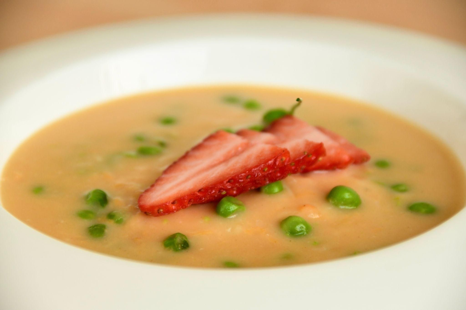 Bacalao en salsa de langostinos y guisantes