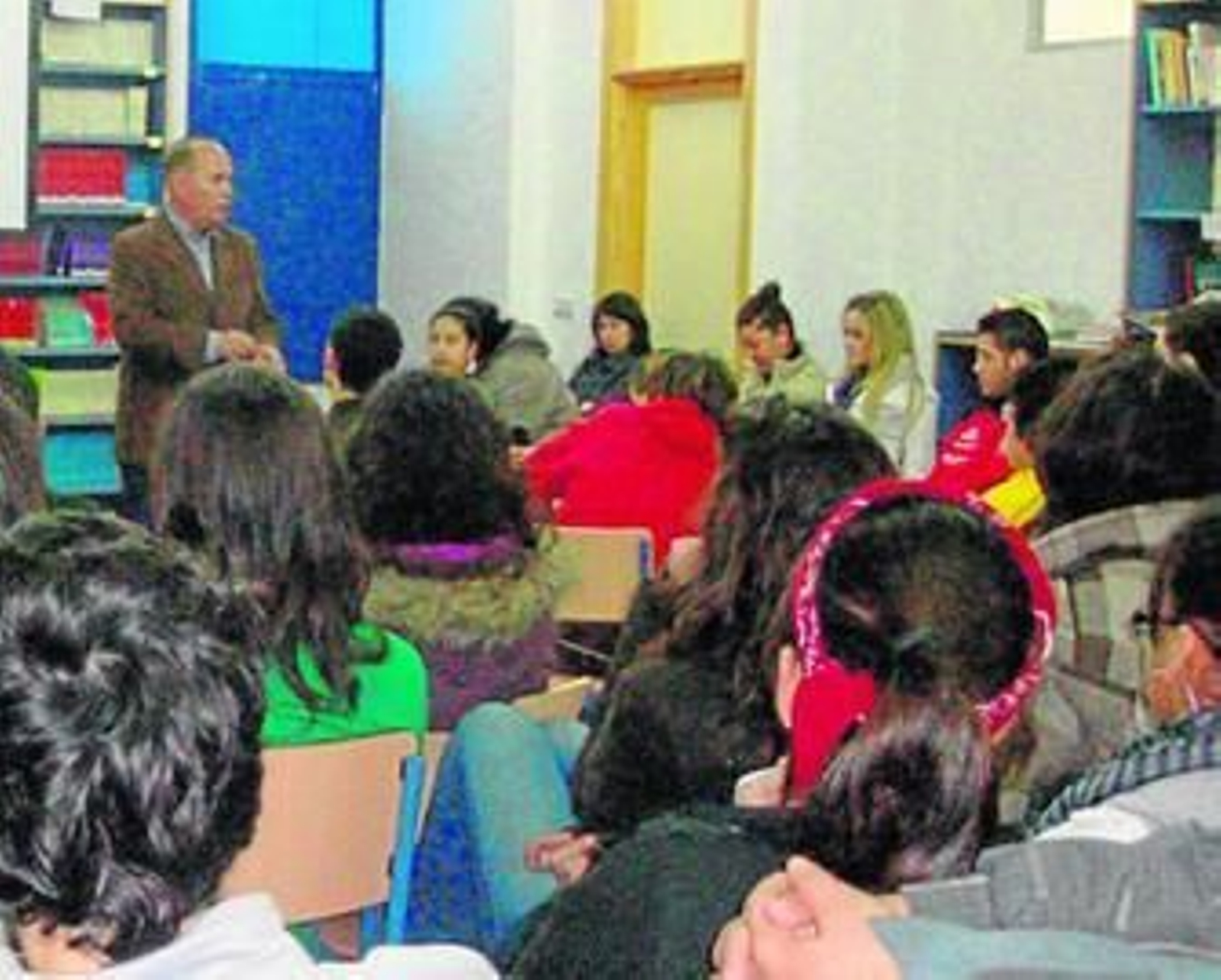 Augusto Thasio, durante una de sus charlas en el instituto Odón Betanzos de Mazagón.