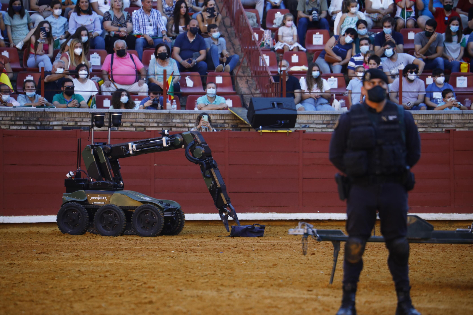 La impresionante exhibición de la Guardia Civil en la plaza de toros de Córdoba, en fotografías