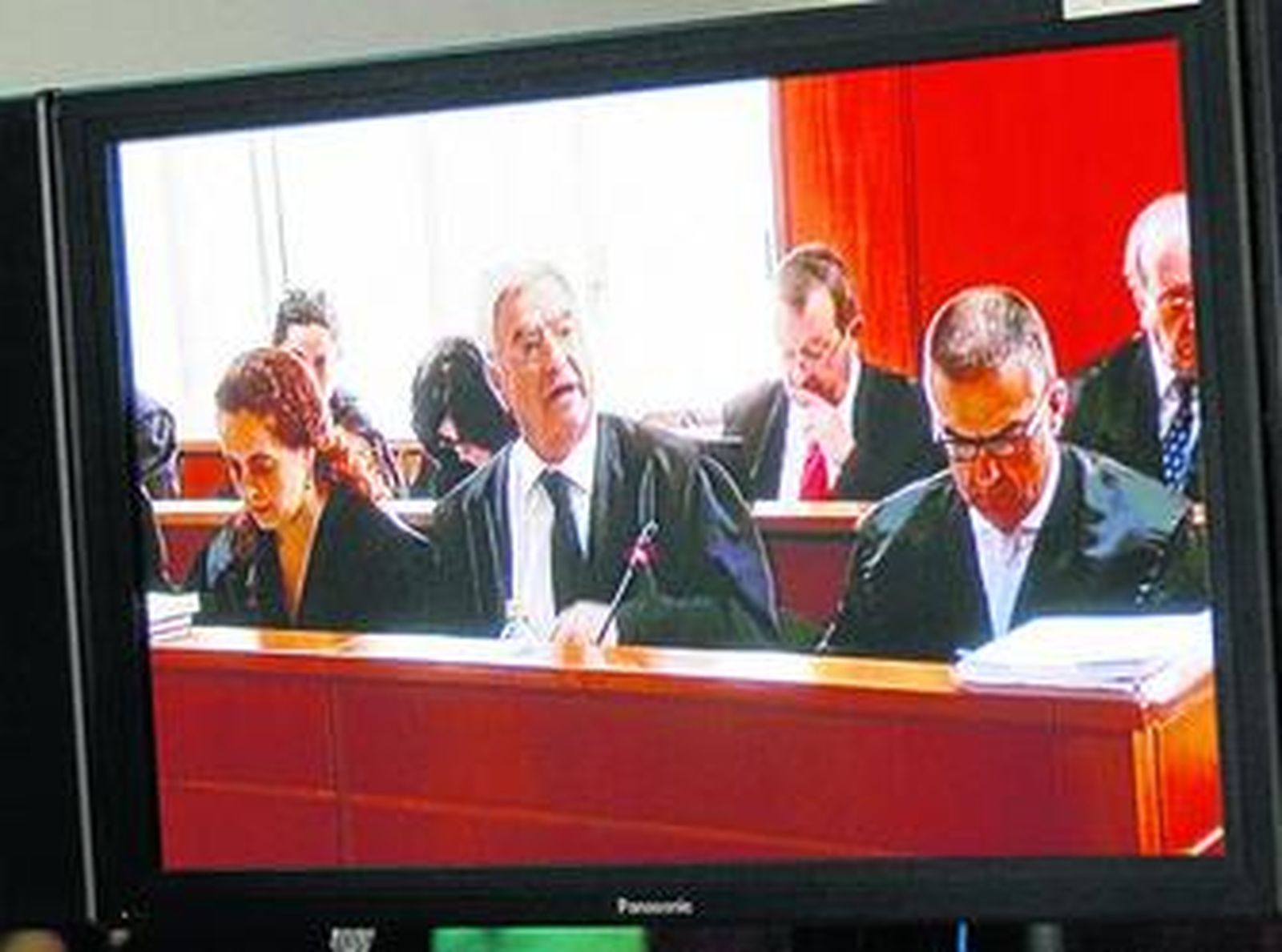 El abogado de Campanario (c), flanqueado por el letrado de Casto y la abogada de Remedios Torres, ayer en el juicio.