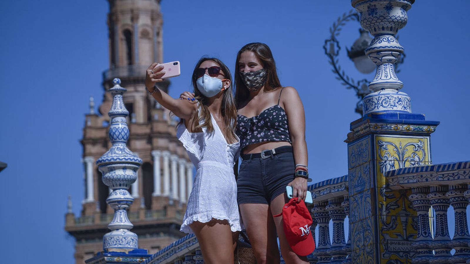 Turistas en el puente de Triana.