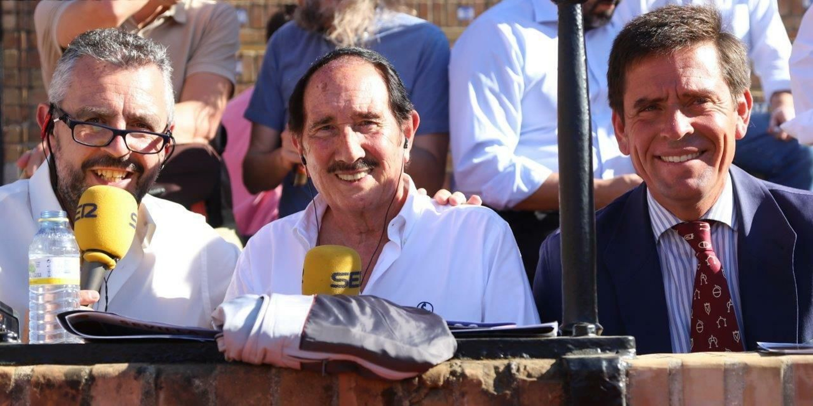 Paco García, Manolo Molés y Eduardo Dávila Miura retrasmiten todas las tardes en directo desde la plaza para la Cadena Ser