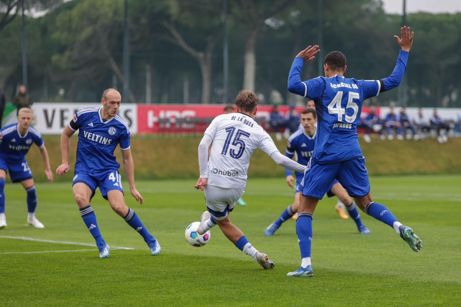 De la Rosa encara frente a varios defensas del Schalke 04