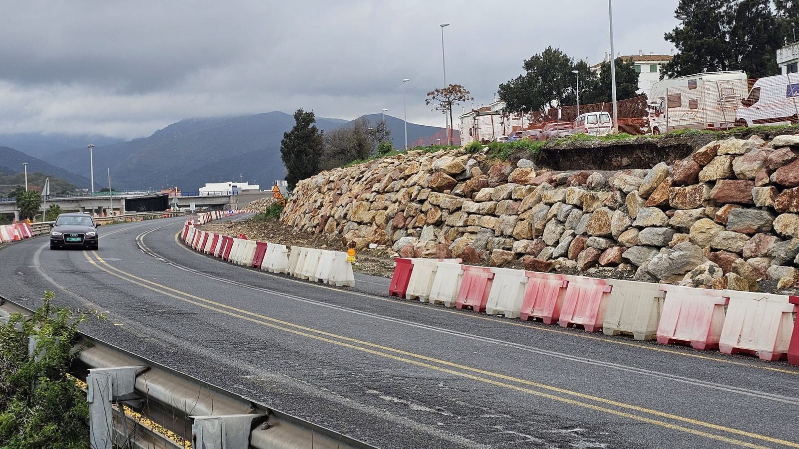 El deslizamiento de un talud provocó el corte de un carril en el Acceso Sur a Algeciras.