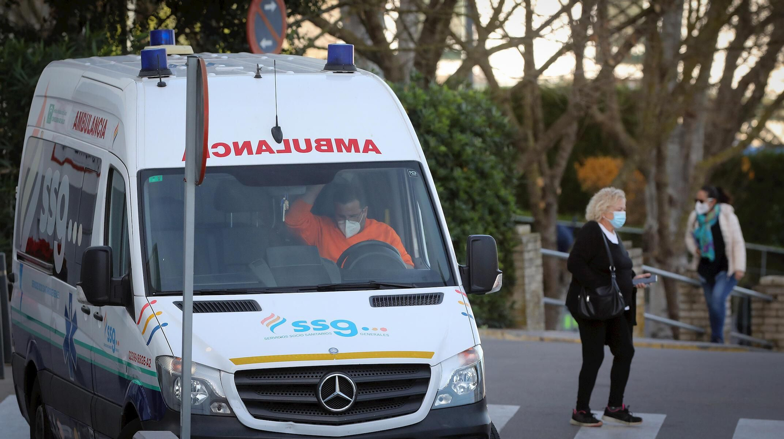 Una ambulancia dentro de las instalaciones del hospital de Jerez.