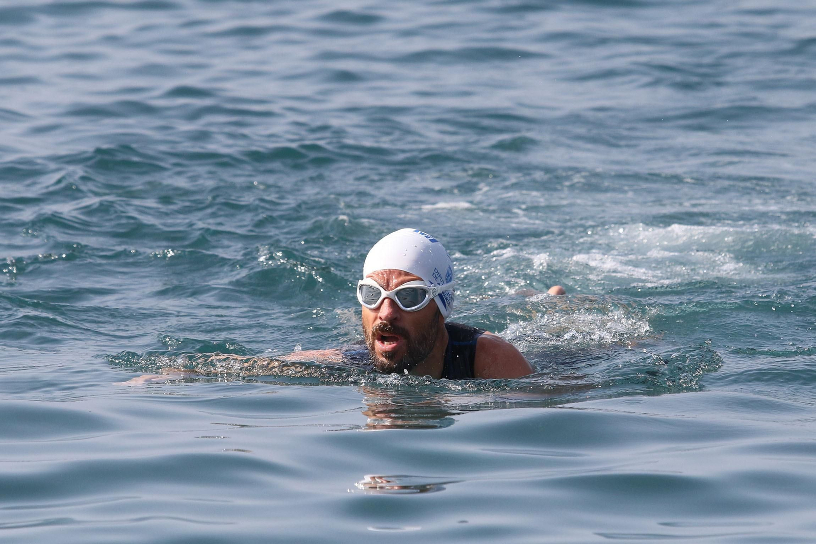 Las imágenes de la Travesía a Nado 'Ciudad de Almería - Carlos Tejada'
