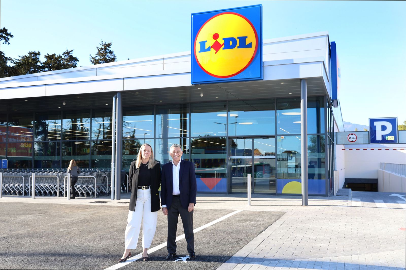 Sophie Chatel, directora regional de Lidl en Andalucía, y Javier García, teniente de alcalde de San Pedro Alcántara, en la nueva tienda.