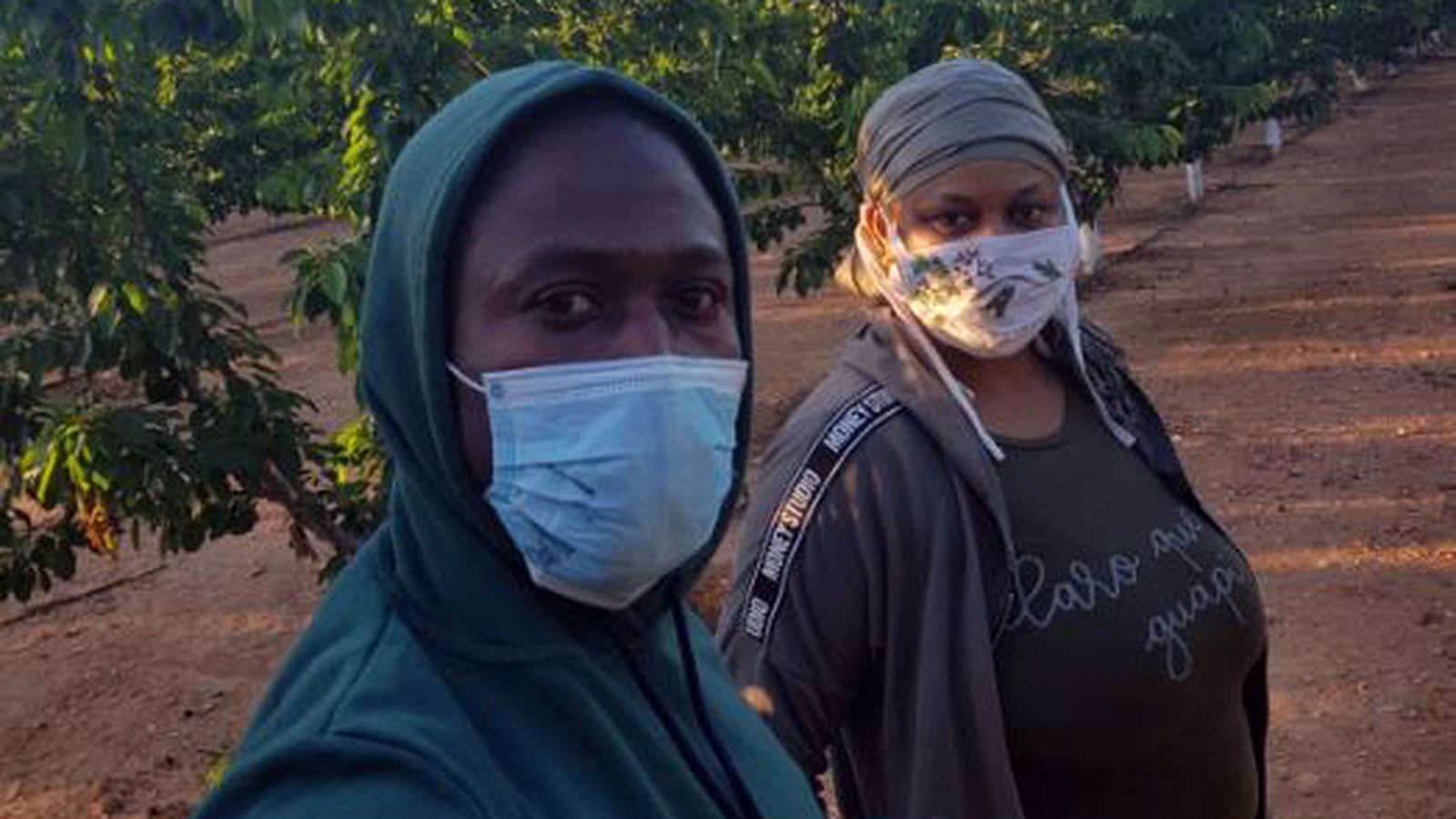 Una pareja de senegaleses en el campo en el que trabajan