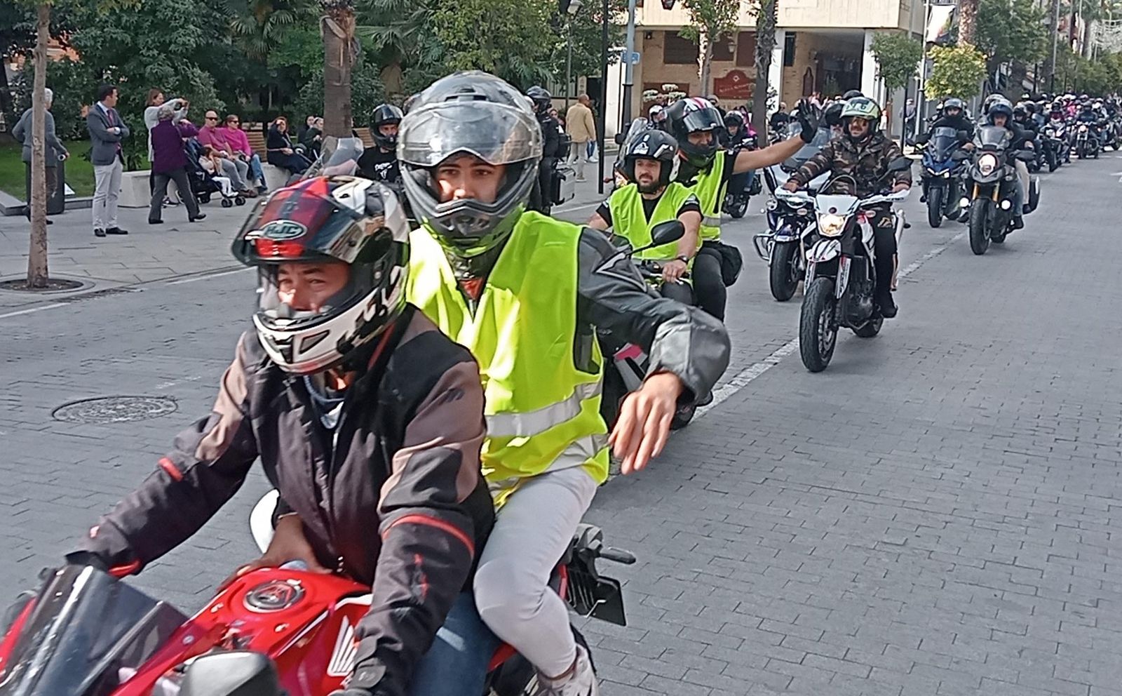 Imágenes de la concentración motera en memoria de Hugo Millán por las calles de Huelva