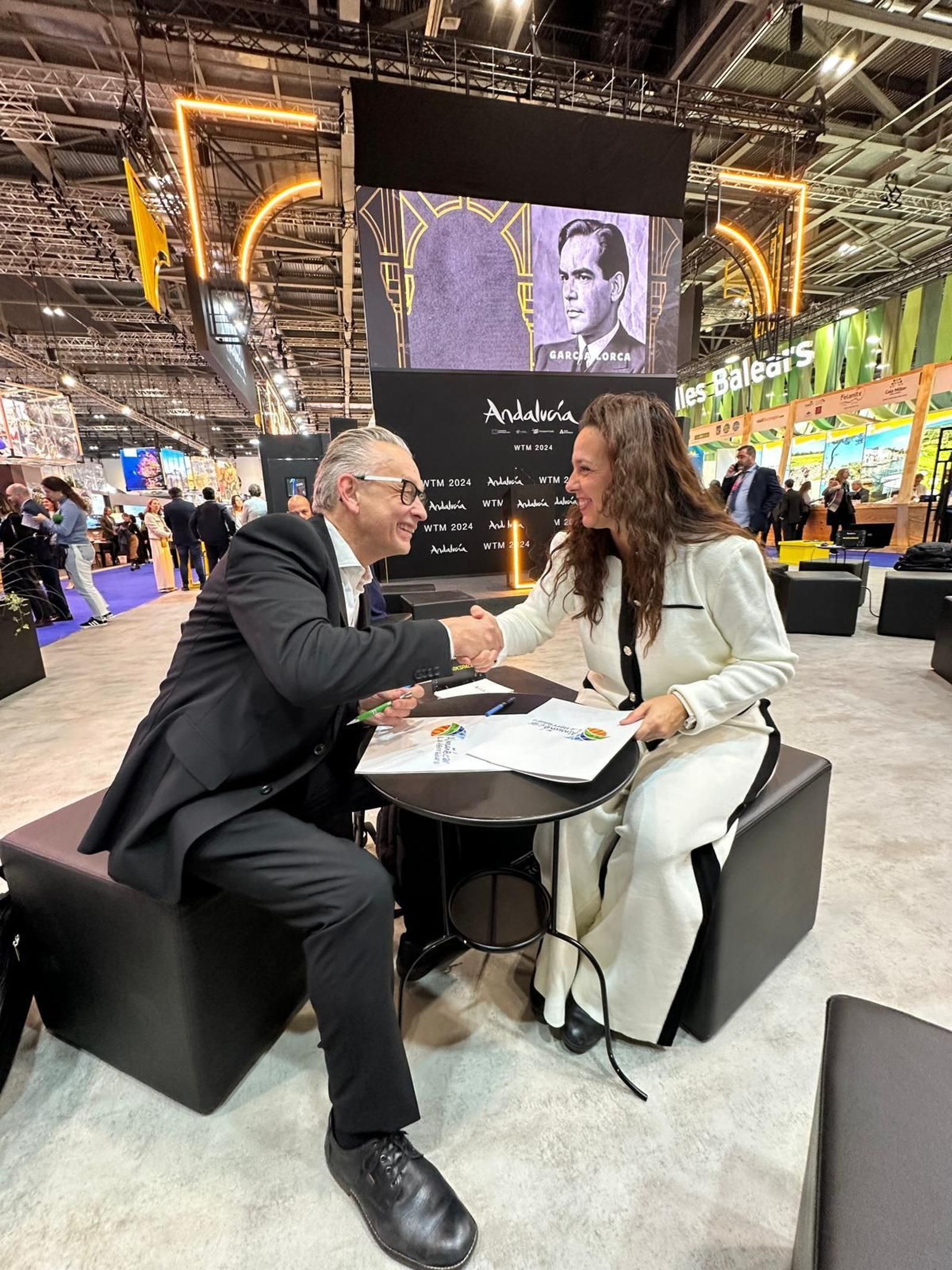 Firma del acuerdo con el touroperador sueco