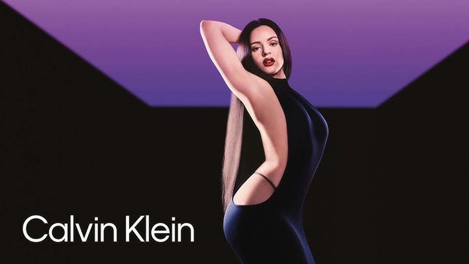 Rosalía en su imagen promocional de los perfumes Calvin Klein