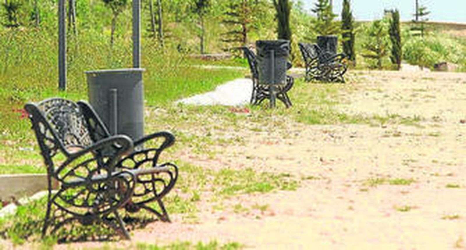 Las malas hierbas estropean el nuevo Parque del Este.