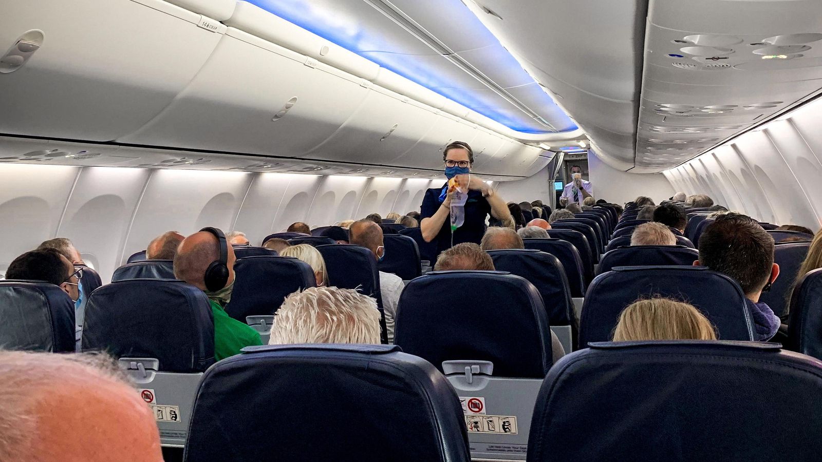 Interior del avión con los primeros turistas que aterrizaron en Palma de Mallorca.
