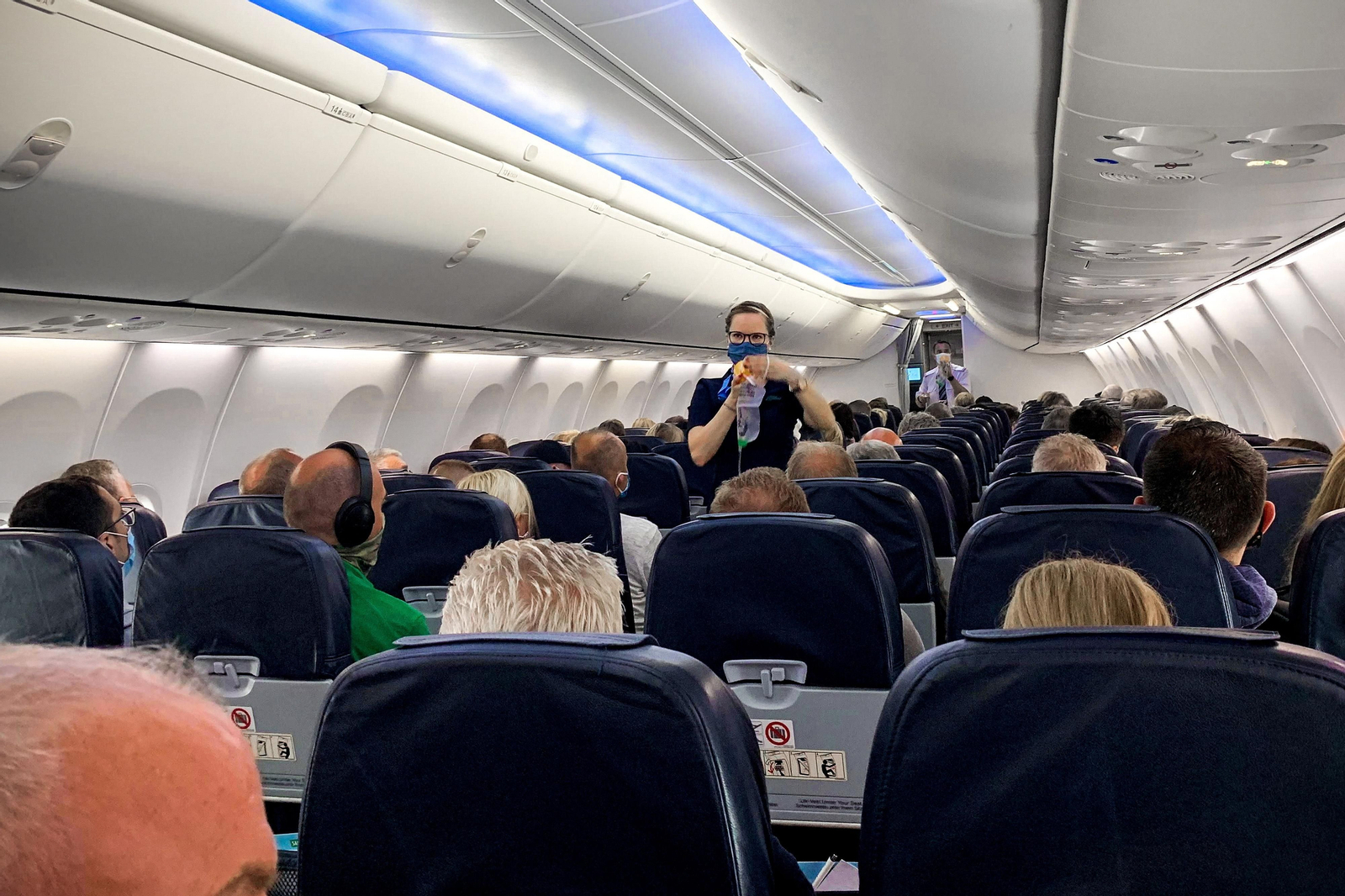 Interior del avión con los primeros turistas que han aterrizado en Palma tras tres meses de fronteras cerradas.
