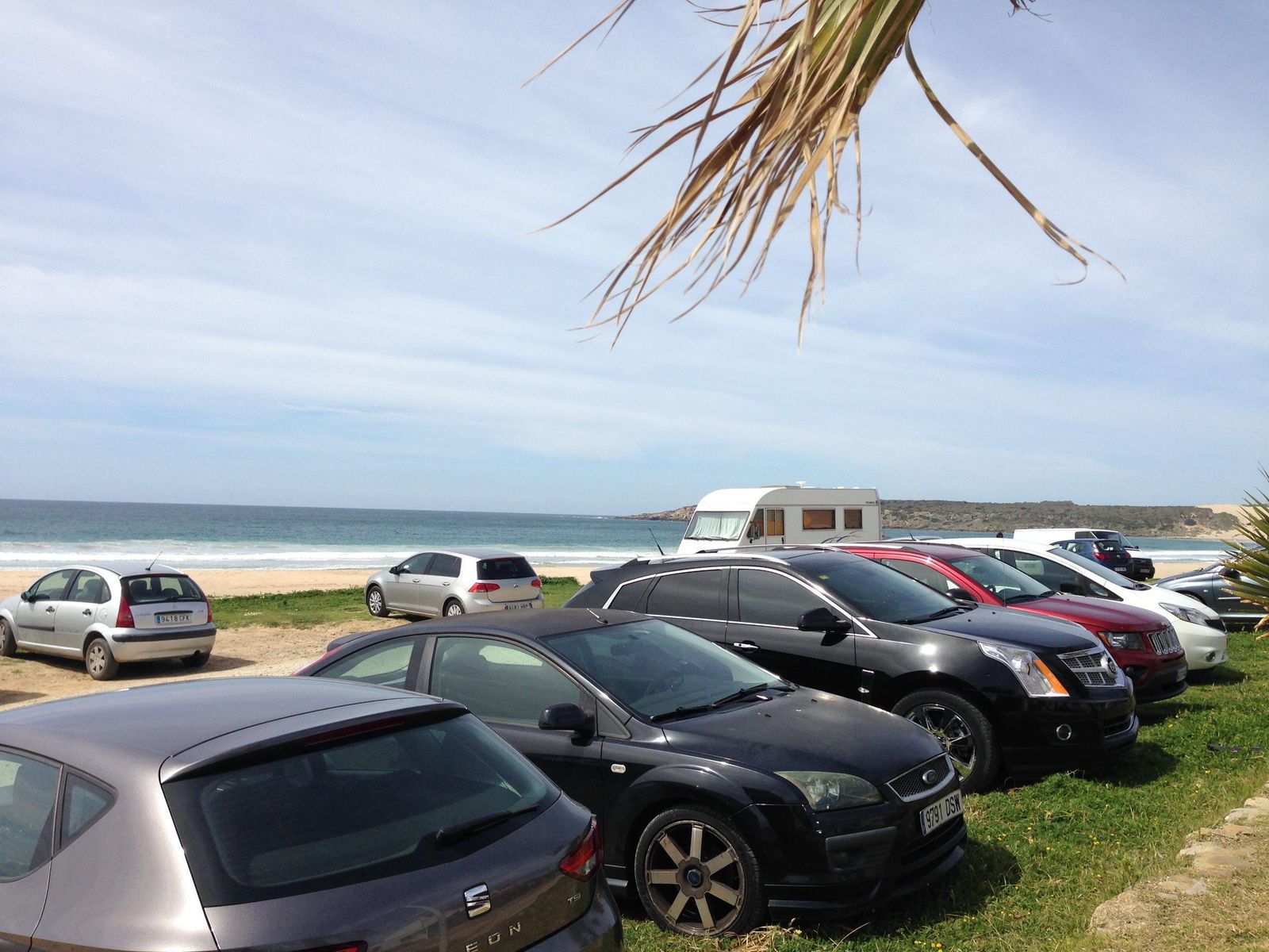 Vehículos aparcados en Valdevaqueros.