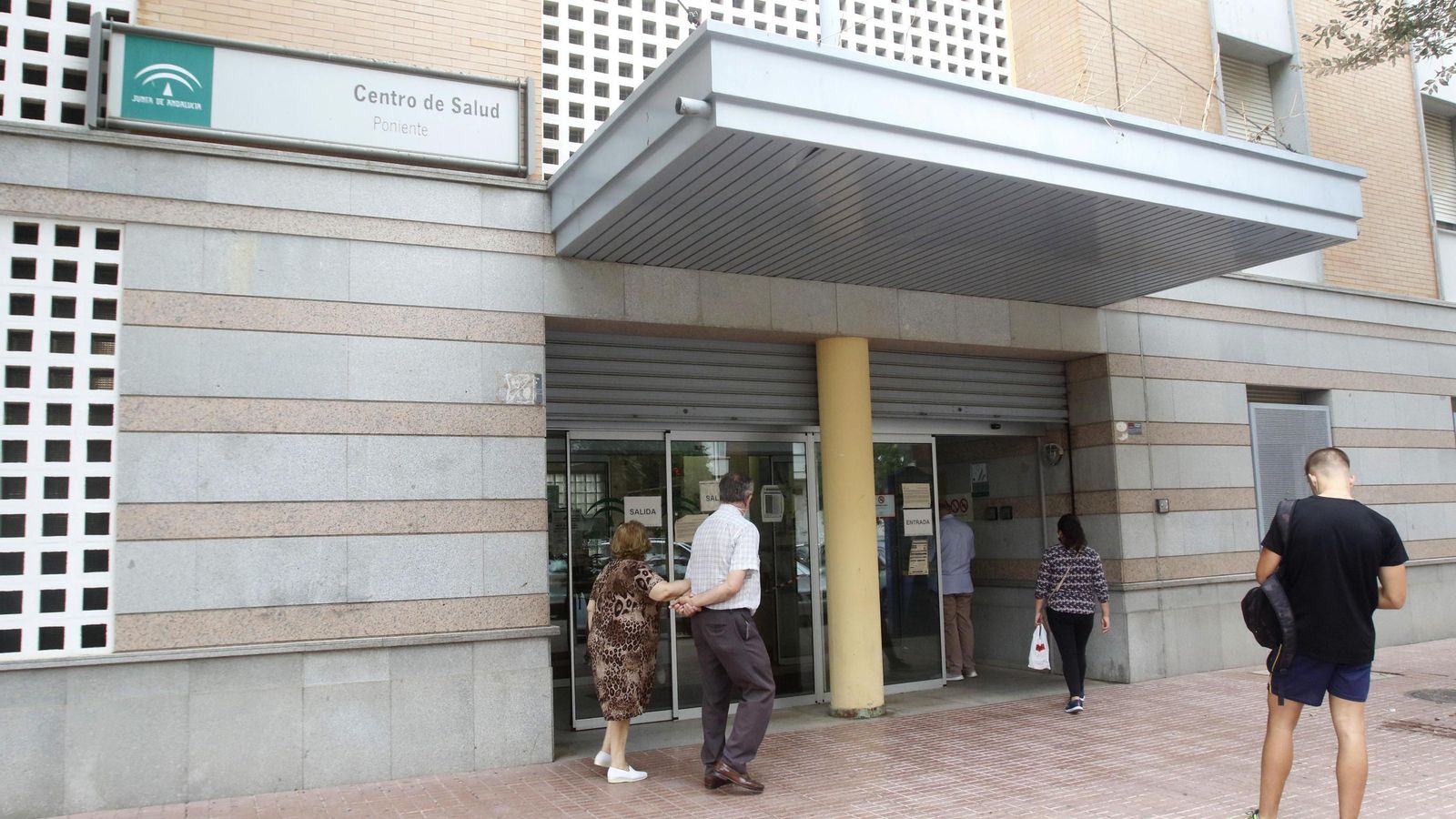 Entrada al centro de salud de Poniente.