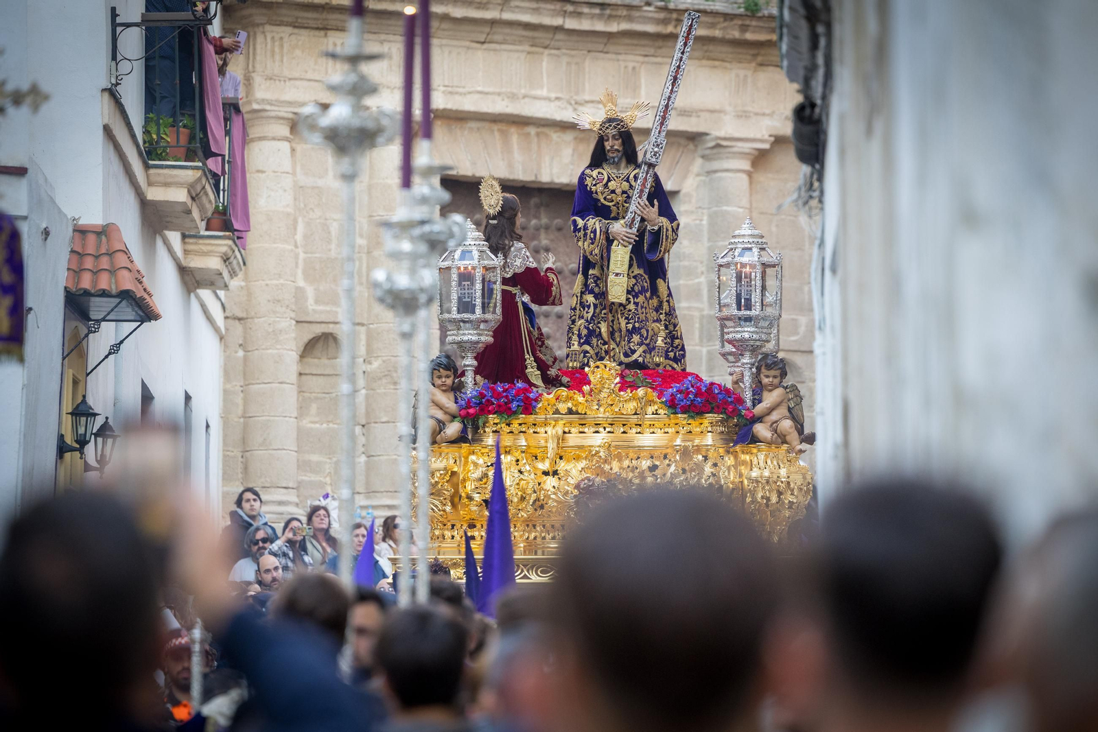 Imágenes de la salida del Nazareno en la Semana Santa de Cádiz 2025