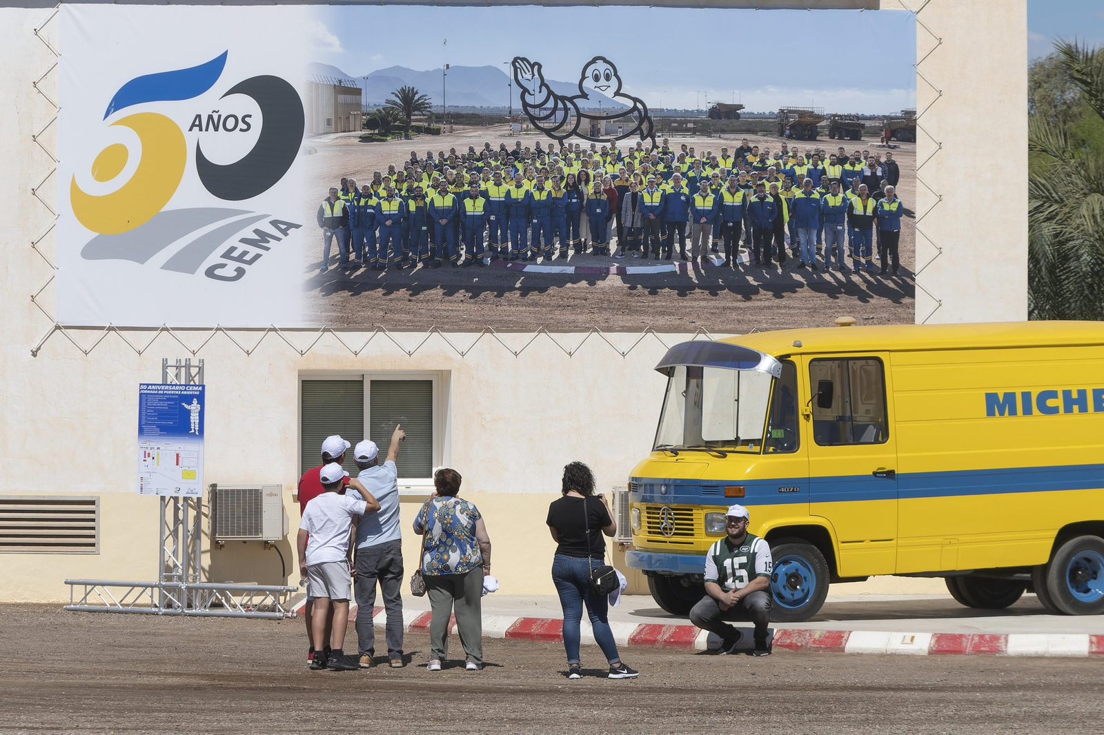 Visitantes contemplan el mural del 50 aniversario de Michelin Almería en el CEMA. Visitantes contemplan el mural del 50 aniversario de Michelin Almería en el CEMA.