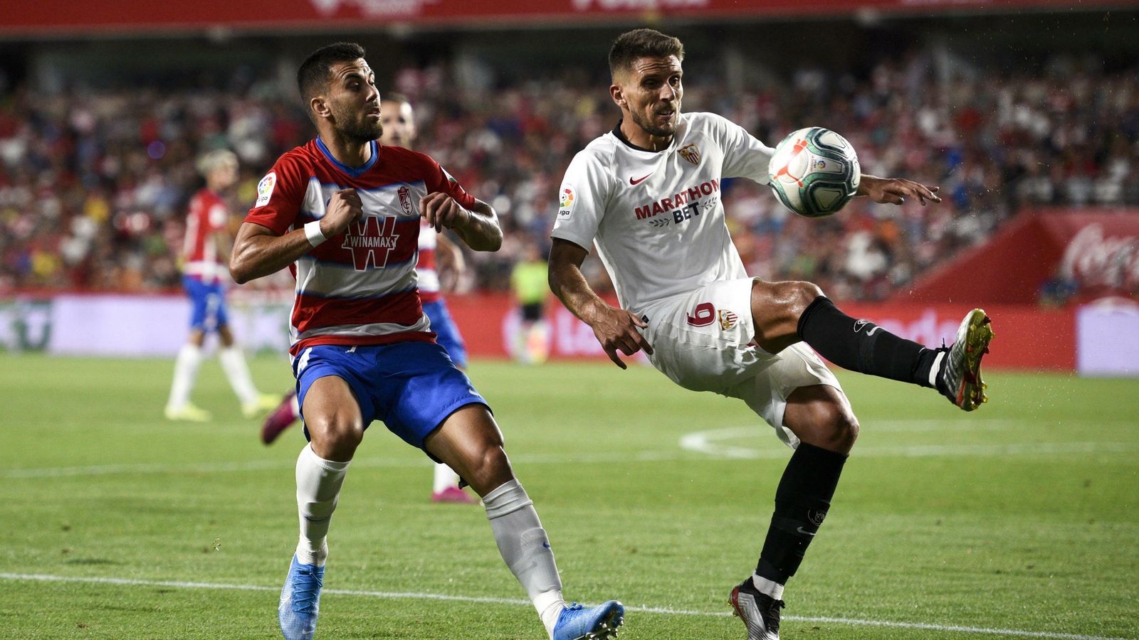 Fede Vico intenta disputar el balón con el sevillista Carriço.