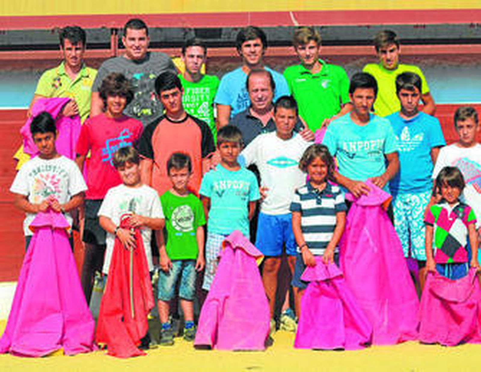 Juan Carlos Landrove, rodeado de sus alumnos en la plaza de toros de La Línea.