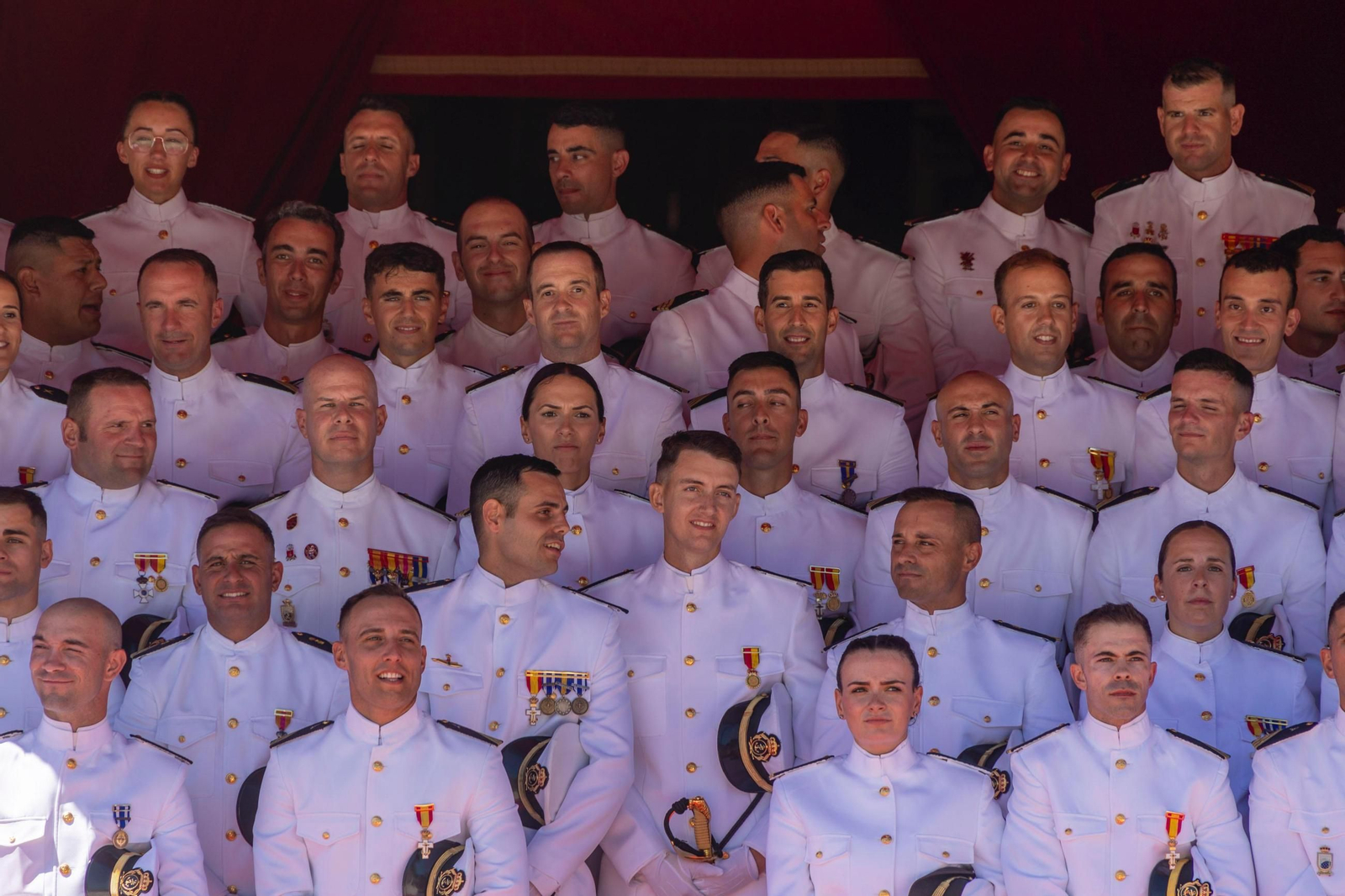 Los nuevos suboficiales de la Armada posan al terminar el acto en una foto de grupo. Los nuevos suboficiales de la Armada posan al terminar el acto en una foto de grupo.