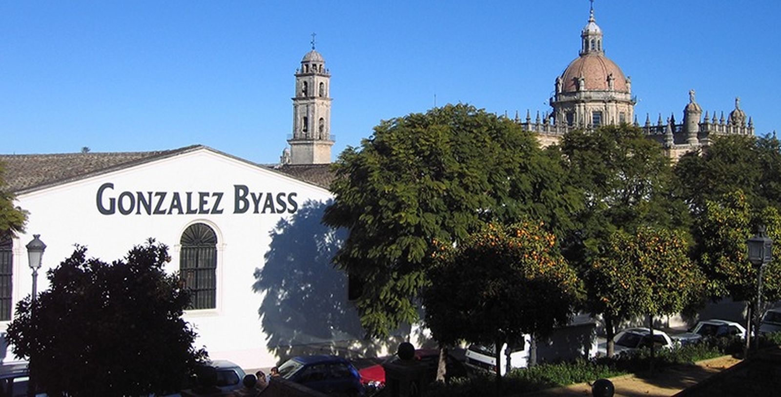 Exterior de las Bodegas Tío Pepe en Jerez, matriz de González Byass.