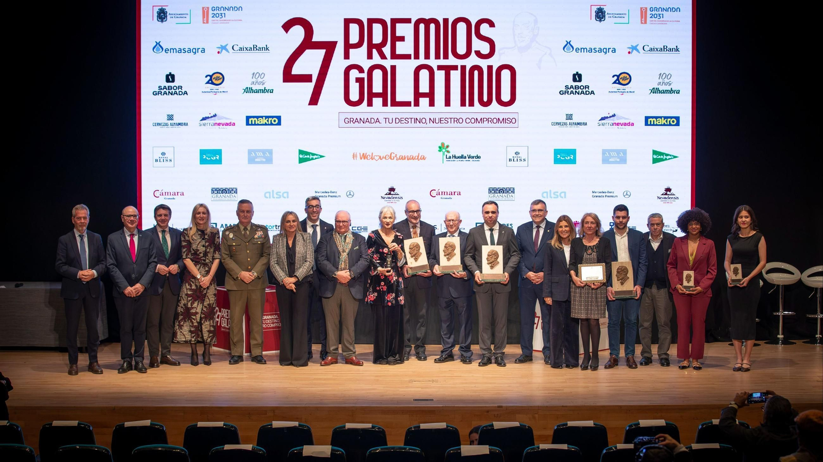 Foto de familia de los galardonados en los 27 Premios Galatino de Granada