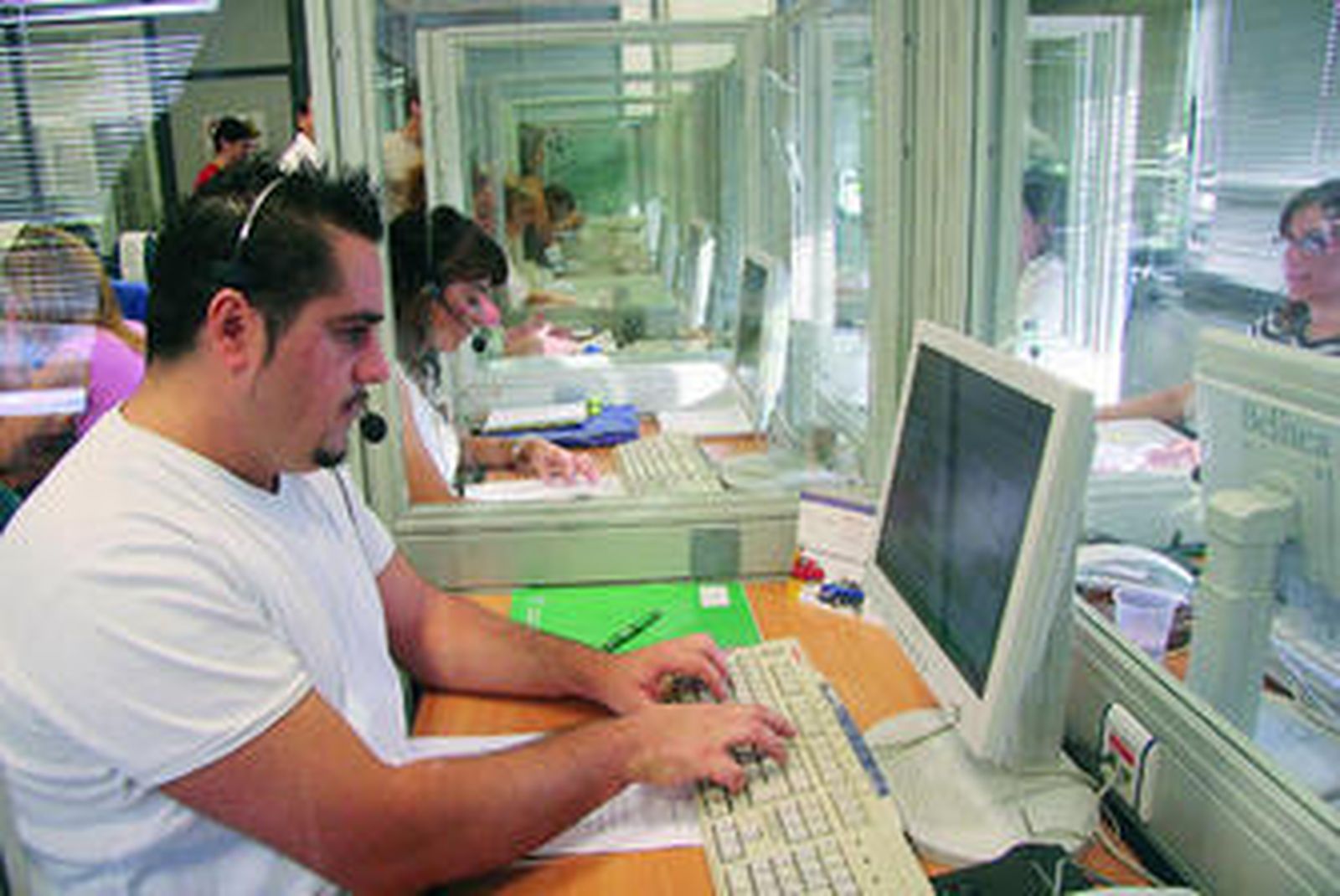 Operadores del Teléfono del Mayor atienden llamadas en un centro de atención.
