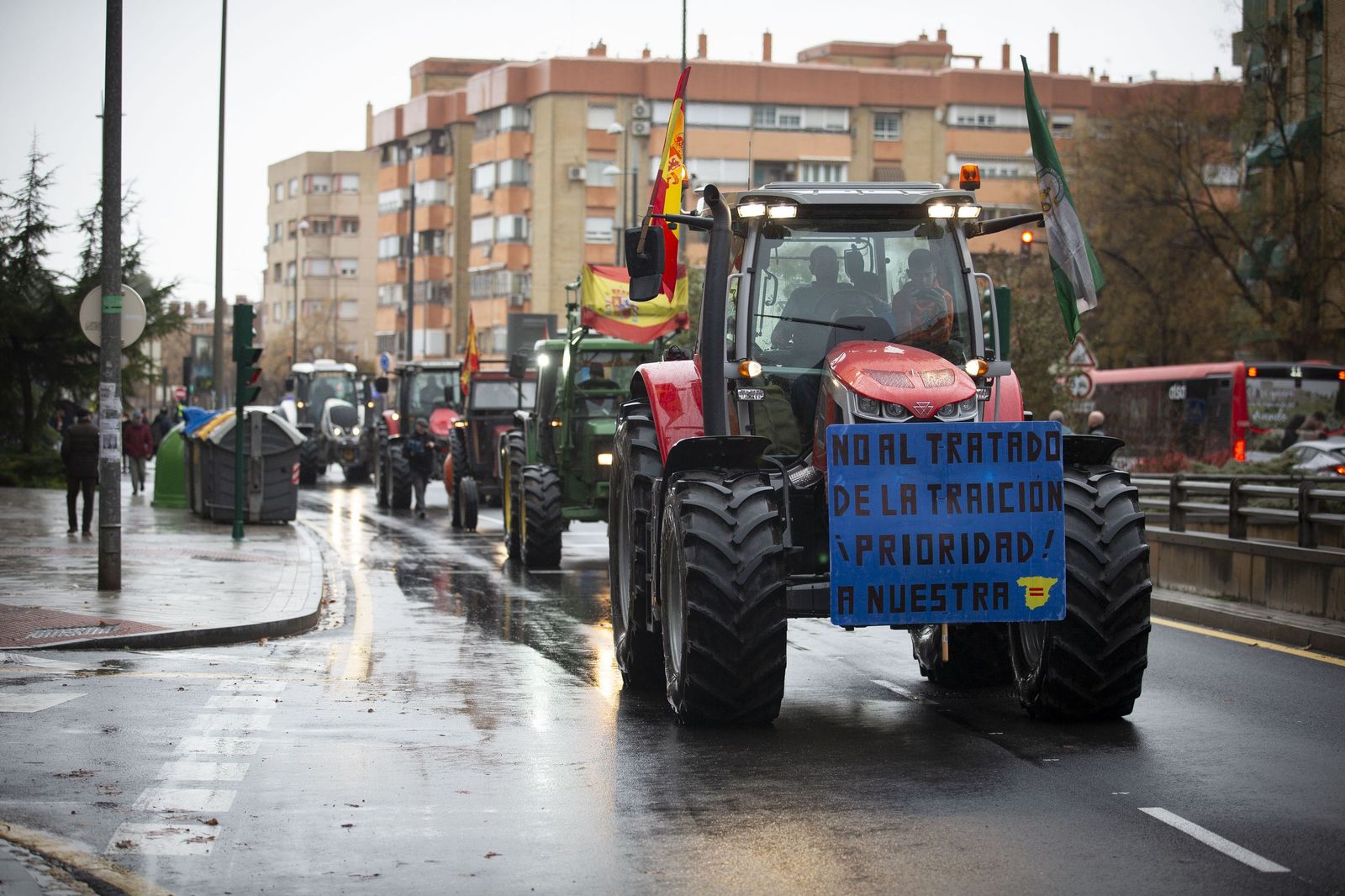 Las mejores imágenes de la tractorada que ha paralizado Granada bajo la lluvia