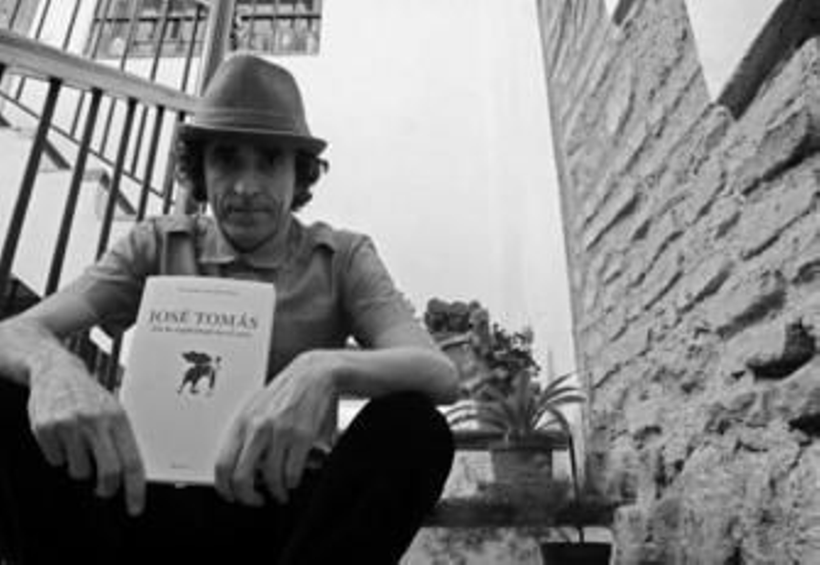 Fernando González Viñas, con su libro sobre el diestro José Tomás.