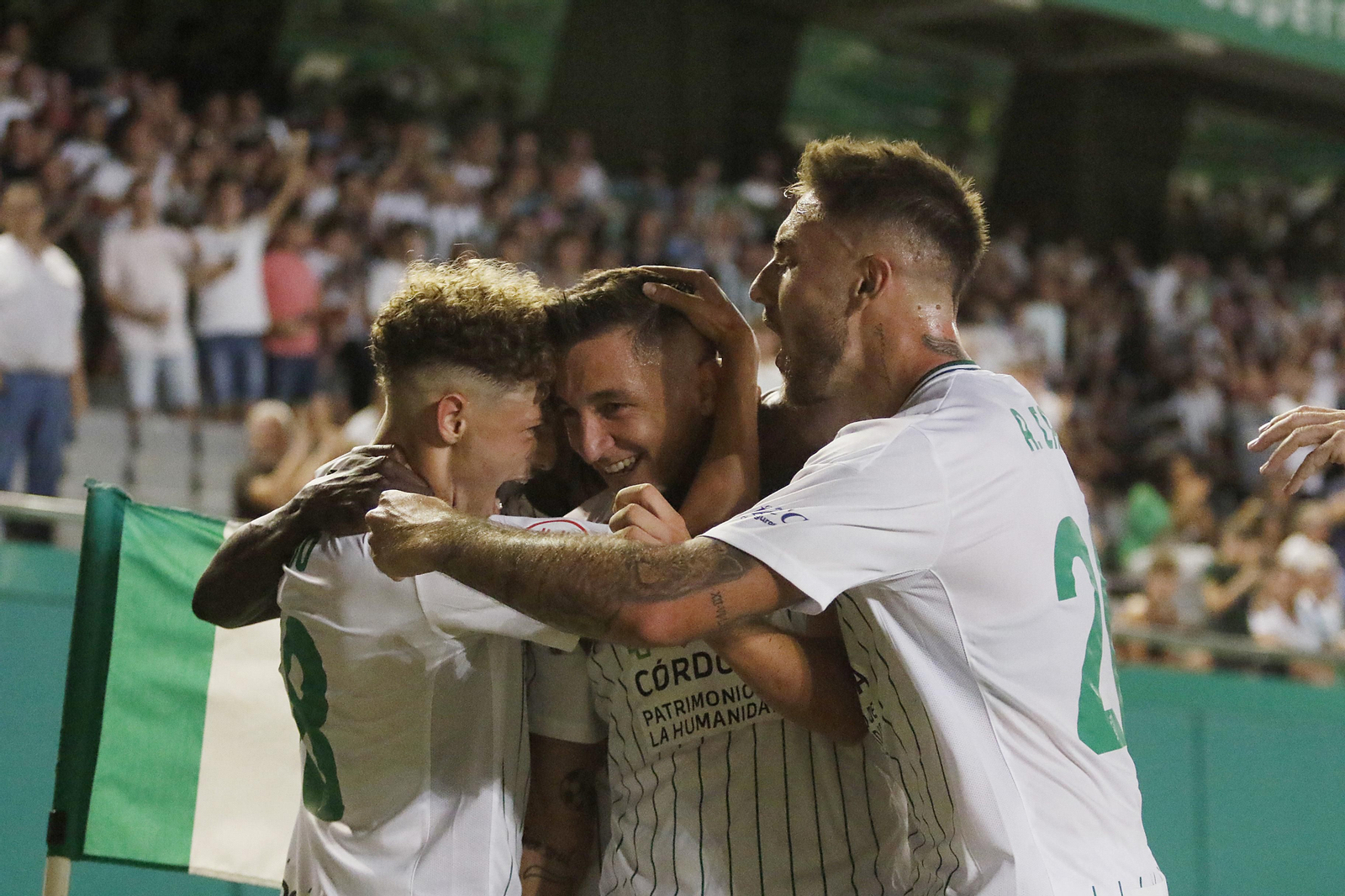 Los jugadores del Córdoba CF celebran un gol durante un partido.