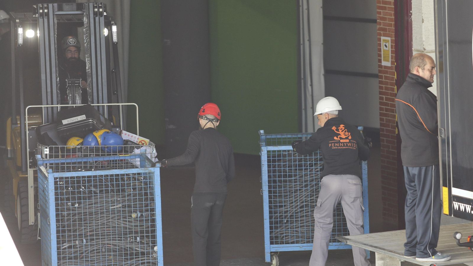 Descarga de material para preparar el Martín Carpena para la gala de los Goya.