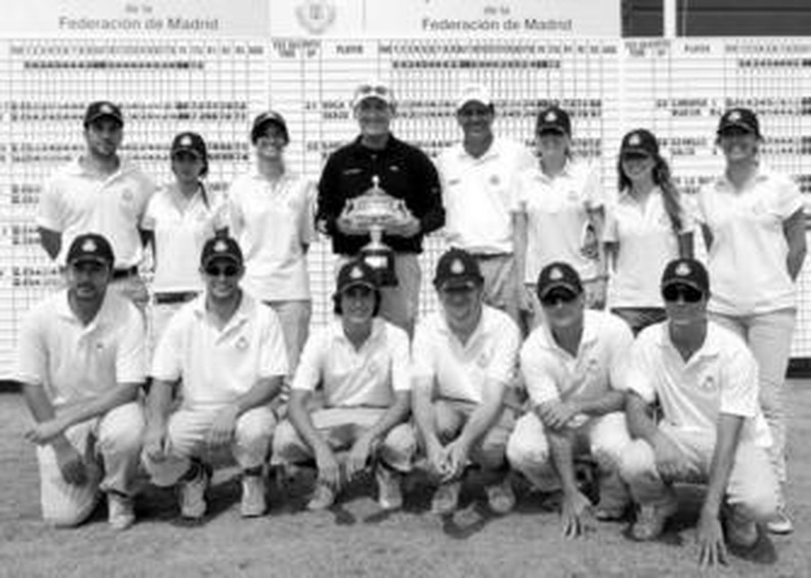 Alvaro Salto y Santiago Luna, con algunos de los voluntarios que han colaborado en la organización.