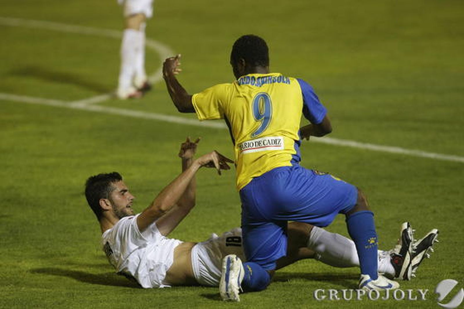 Akinsola, que salió por Juanjo, pelea un balón. 

Foto: Julio Gonzalez