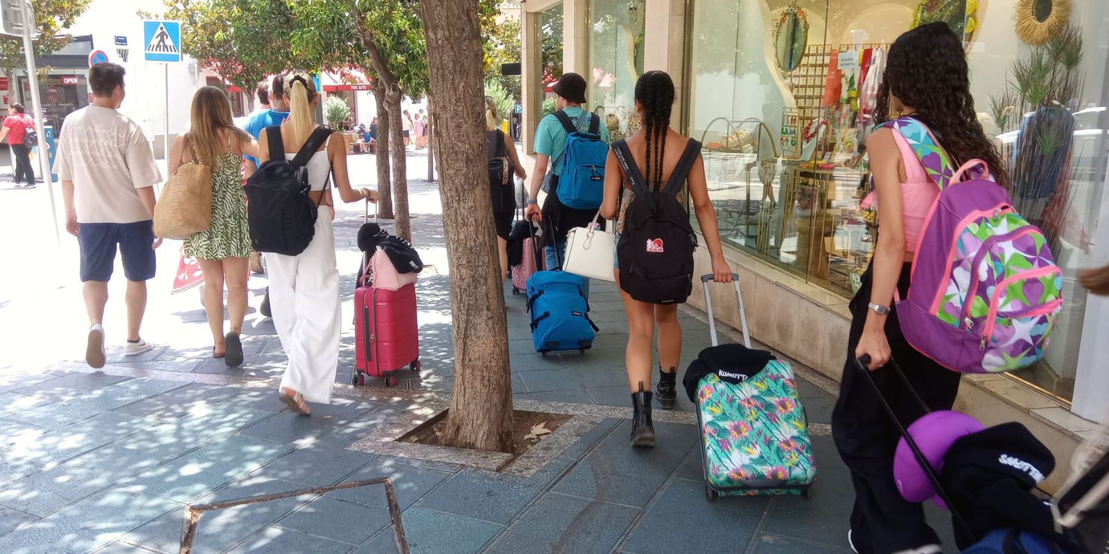 Un grupo de turistas jóvenes en el centro de Marbella.